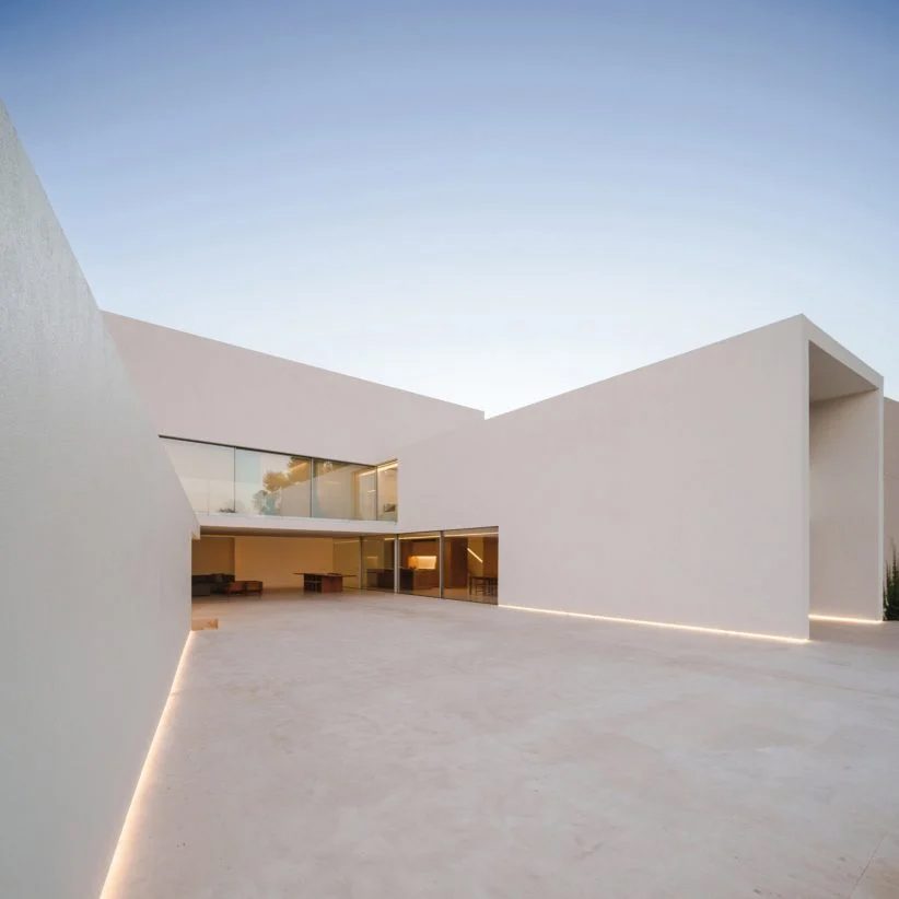 Fran Silvestre Arquitectos creates minimalist home behind historic ...